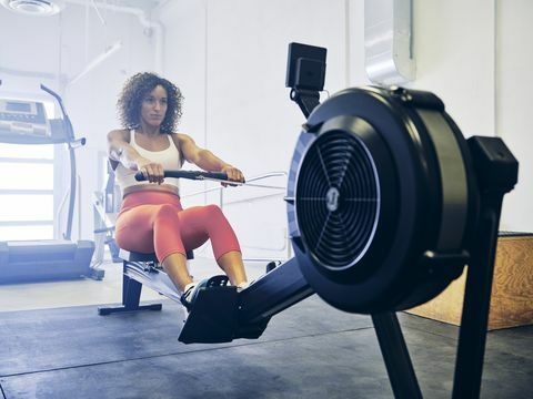 Frau in einem Cross-Trainingsstudio