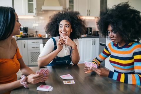 drei Mädchen spielen zu Hause Karten