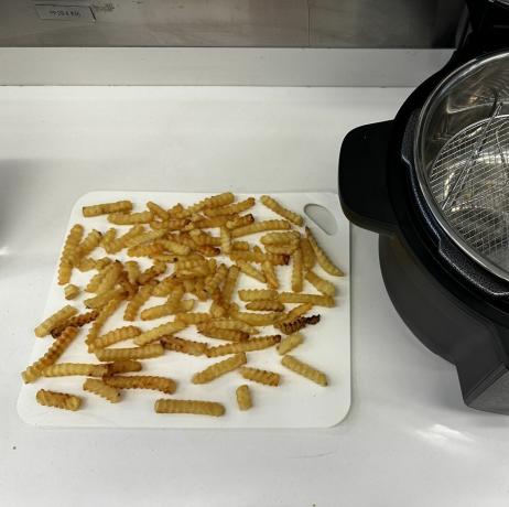 Pommes frites neben dem Instant-Topf ausgelegt