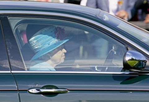 Queen Elizabeth Fahren eines Jaguar