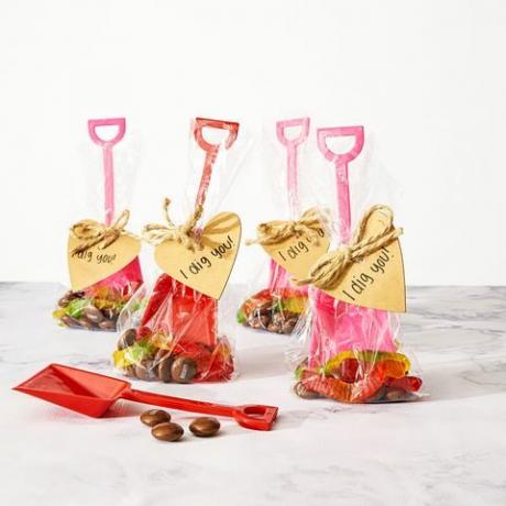 Ich grabe dich Süßigkeitentüte Valentinstag Gummiwürmer abholen von ghk020116bobfamilyroom01 Valentinstagsrezept