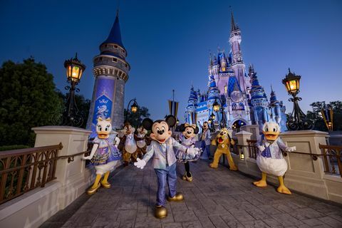 Micky Maus und Freunde tragen ihre schimmernde Mode zum 50-jährigen Jubiläum, während sie vor dem Cinderella-Schloss im Magic Kingdom Park posieren